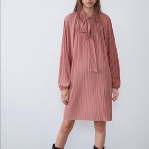 👗New Zara flowy pleated dress. Size L.